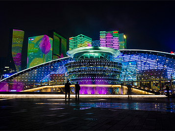 通过对整个城市的合理规划，把地标建筑凸显，道路网络亮化